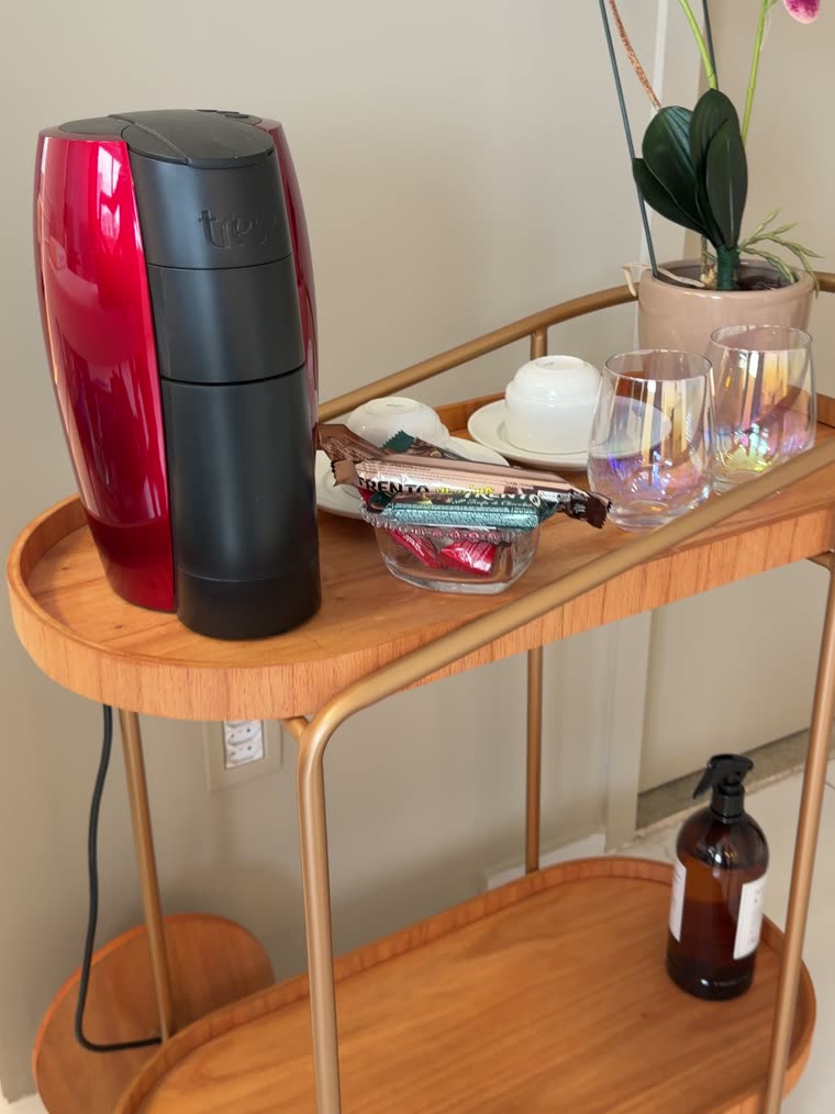 Carrinho de boas-vindas com café e cortesias para as pacientes